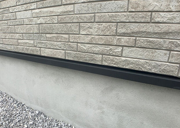 木造住宅とは土台、壁、柱など建築物の強度を支える構造体の材に木が使用されている構造を指します。構造体は建物の自重を支えるだけではなく風圧や水圧、積裁荷重などあらゆる衝撃に耐えるための基礎です。