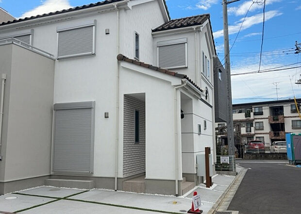 住宅用の土地では前面道路に2m以上接していなければならないと法律で定められています。しかし、お持ちの車のサイズやライフスタイルなどにより、2mでは利便が悪い場合もございますので、事前に確認しましょう。