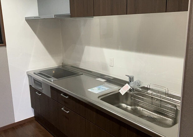 標準的なシステムキッチンの横幅は、165cm～300cm程度です。2100・2400・2550・2700などミリ単位で表記されます。普段どのように料理をするのかを想定しながら合ったサイズを選びましょう