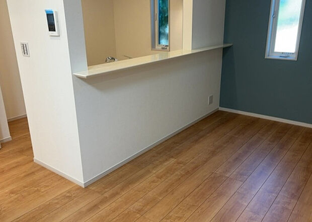 標準的なシステムキッチンの横幅は、165cm～300cm程度です。2100・2400・2550・2700などミリ単位で表記されます。普段どのように料理をするのかを想定しながら合ったサイズを選びましょう