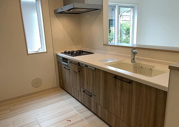 標準的なシステムキッチンの横幅は、165cm～300cm程度です。2100・2400・2550・2700などミリ単位で表記されます。普段どのように料理をするのかを想定しながら合ったサイズを選びましょう