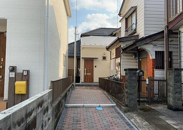 住宅用の土地では前面道路に2m以上接していなければならないと法律で定められています。しかし、お持ちの車のサイズやライフスタイルなどにより、2mでは利便が悪い場合もございますので、事前に確認しましょう。
