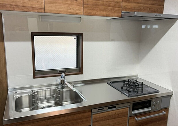 標準的なシステムキッチンの横幅は、165cm~300cm程度です。2100・2400・2550・2700などミリ単位で表記されます。普段どのように料理をするのかを想定しながら合ったサイズを選びましょう