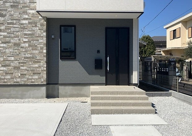 木造住宅とは土台、壁、柱など建築物の強度を支える構造体の材に木が使用されている構造を指します。構造体は建物の自重を支えるだけではなく風圧や水圧、積裁荷重などあらゆる衝撃に耐えるための基礎です。