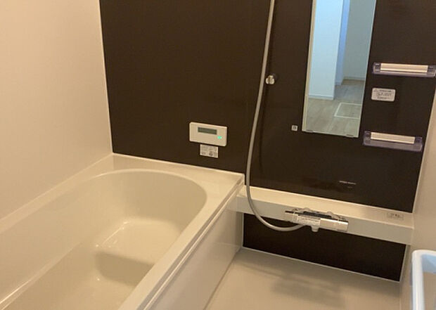 入浴時の快適さも大事なことですが、綺麗な状態を維持できなければ気持ちよく入浴できません。毎日の掃除が楽という点は大事なポイントになります！カビが生えにくく掃除がしやすい、壁や浴槽を選ぶといいでしょう。