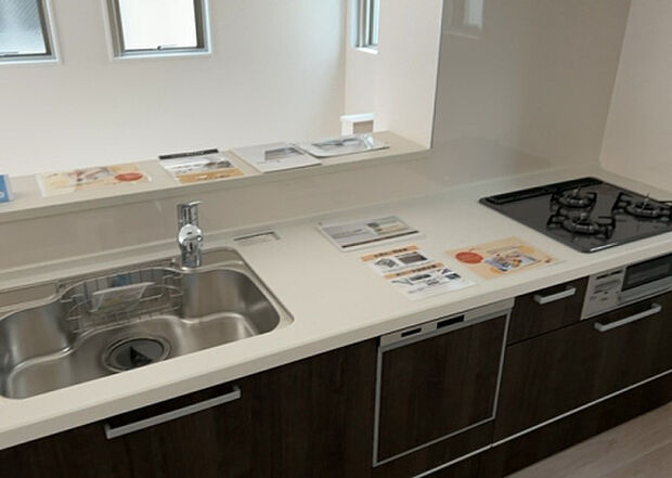 標準的なシステムキッチンの横幅は、165cm～300cm程度です。2100・2400・2550・2700などミリ単位で表記されます。普段どのように料理をするのかを想定しながら合ったサイズを選びましょう