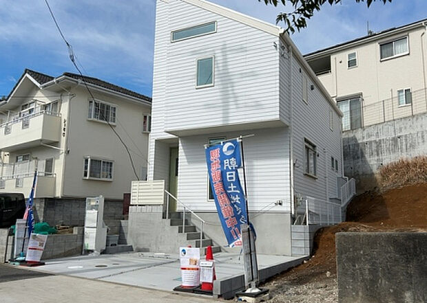 ついに完成致しました!現地をご見学に行く際は、道路の幅や周辺の交通量、施設などをご確認頂くことをおすすめします!物件の流れが早いため、内見をしたい方はお早めに当社営業までお問い合わせ頂きご予約下さい!