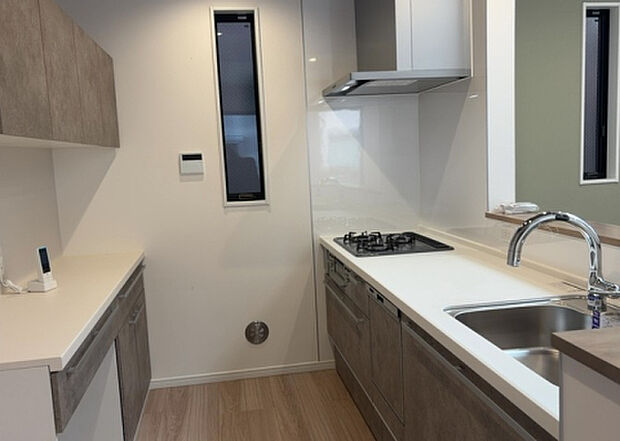 標準的なシステムキッチンの横幅は、165cm~300cm程度です。2100・2400・2550・2700などミリ単位で表記されます。普段どのように料理をするのかを想定しながら合ったサイズを選びましょう