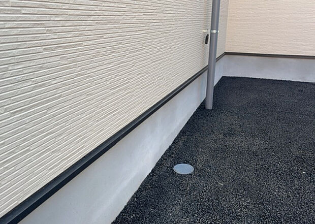 木造住宅とは土台、壁、柱など建築物の強度を支える構造体の材に木が使用されている構造を指します。構造体は建物の自重を支えるだけではなく風圧や水圧、積裁荷重などあらゆる衝撃に耐えるための基礎です。