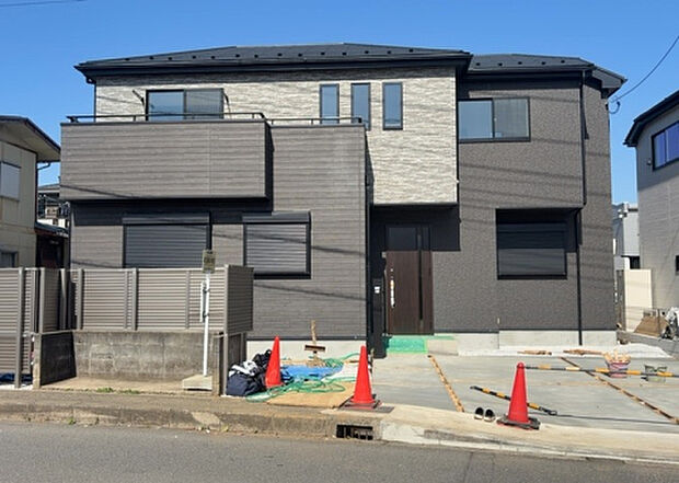 ついに完成致しました！現地をご見学に行く際は、道路の幅や周辺の交通量、施設などをご確認頂くことをおすすめします！物件の流れが早いため、内見をしたい方はお早めに当社営業までお問い合わせ頂きご予約下さい！