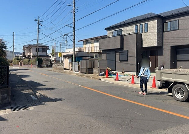 住宅用の土地では前面道路に2m以上接していなければならないと法律で定められています。しかし、お持ちの車のサイズやライフスタイルなどにより、2mでは利便が悪い場合もございますので、事前に確認しましょう。
