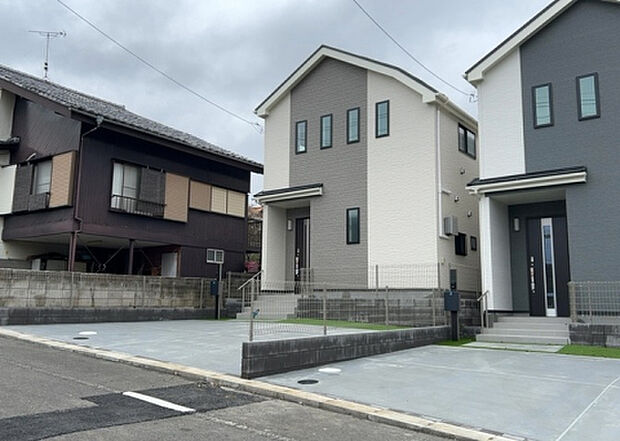 住宅用の土地では前面道路に2m以上接していなければならないと法律で定められています。しかし、お持ちの車のサイズやライフスタイルなどにより、2mでは利便が悪い場合もございますので、事前に確認しましょう。