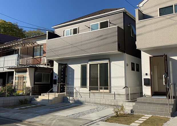 住宅用の土地では前面道路に2m以上接していなければならないと法律で定められています。しかし、お持ちの車のサイズやライフスタイルなどにより、2mでは利便が悪い場合もございますので、事前に確認しましょう。