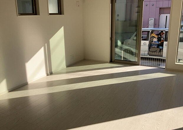 リビングの間取りの種類は大きくわけてリビングとダイニングが別になっているタイプ、リビングダイニング一体型です。どちらも一長一短ですので、家を選ぶ時はその両面をチェックして決めるようにしましょう。