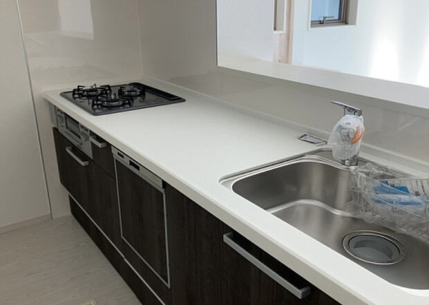 標準的なシステムキッチンの横幅は、165cm～300cm程度です。2100・2400・2550・2700などミリ単位で表記されます。普段どのように料理をするのかを想定しながら合ったサイズを選びましょう