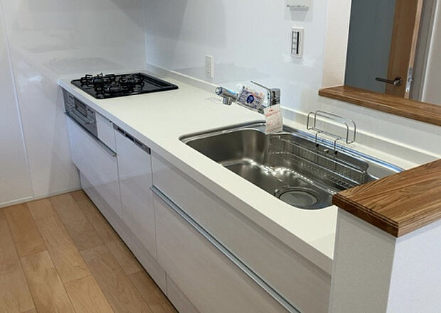 標準的なシステムキッチンの横幅は、165cm~300cm程度です。2100・2400・2550・2700などミリ単位で表記されます。普段どのように料理をするのかを想定しながら合ったサイズを選びましょう