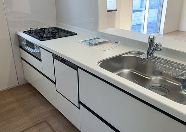 標準的なシステムキッチンの横幅は、165cm～300cm程度です。2100・2400・2550・2700などミリ単位で表記されます。普段どのように料理をするのかを想定しながら合ったサイズを選びましょう