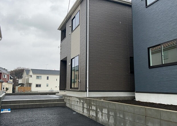 ついに完成致しました！現地をご見学に行く際は、道路の幅や周辺の交通量、施設などをご確認頂くことをおすすめします！物件の流れが早いため、内見をしたい方はお早めに当社営業までお問い合わせ頂きご予約下さい！