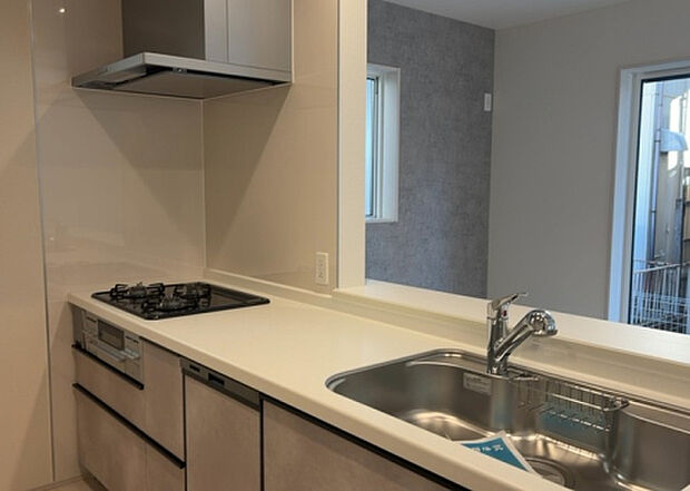 標準的なシステムキッチンの横幅は、165cm～300cm程度です。2100・2400・2550・2700などミリ単位で表記されます。普段どのように料理をするのかを想定しながら合ったサイズを選びましょう