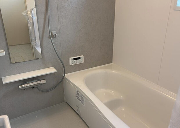 入浴時の快適さも大事なことですが、綺麗な状態を維持できなければ気持ちよく入浴できません。毎日の掃除が楽という点は大事なポイントになります！カビが生えにくく掃除がしやすい、壁や浴槽を選ぶといいでしょう。