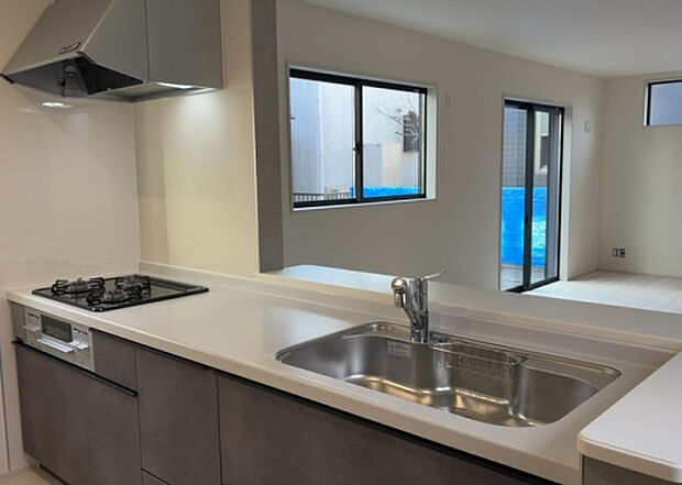 標準的なシステムキッチンの横幅は、165cm~300cm程度です。2100・2400・2550・2700などミリ単位で表記されます。普段どのように料理をするのかを想定しながら合ったサイズを選びましょう