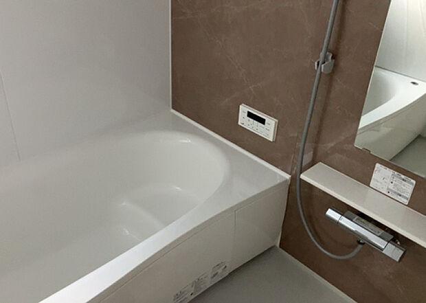 入浴時の快適さも大事なことですが、綺麗な状態を維持できなければ気持ちよく入浴できません。毎日の掃除が楽という点は大事なポイントになります！カビが生えにくく掃除がしやすい、壁や浴槽を選ぶといいでしょう。