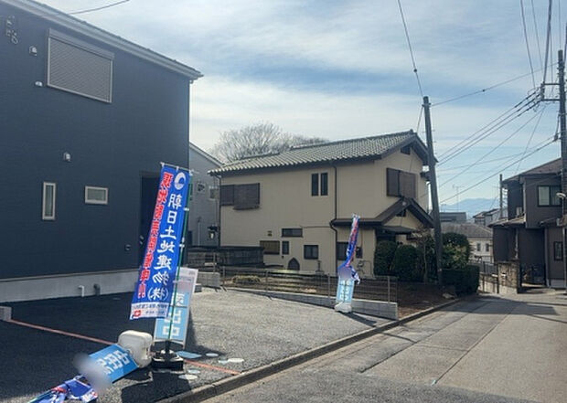住宅用の土地では前面道路に2m以上接していなければならないと法律で定められています。しかし、お持ちの車のサイズやライフスタイルなどにより、2mでは利便が悪い場合もございますので、事前に確認しましょう。