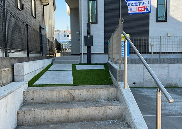 木造住宅とは土台、壁、柱など建築物の強度を支える構造体の材に木が使用されている構造を指します。構造体は建物の自重を支えるだけではなく風圧や水圧、積裁荷重などあらゆる衝撃に耐えるための基礎です。