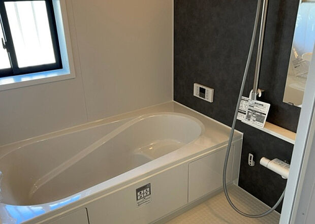 入浴時の快適さも大事なことですが、綺麗な状態を維持できなければ気持ちよく入浴できません。毎日の掃除が楽という点は大事なポイントになります！カビが生えにくく掃除がしやすい、壁や浴槽を選ぶといいでしょう。