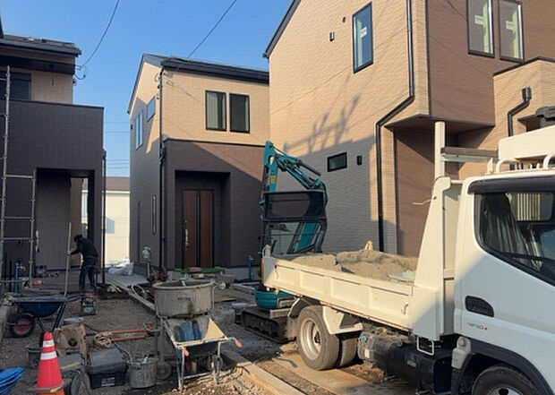 ついに完成致しました！現地をご見学に行く際は、道路の幅や周辺の交通量、施設などをご確認頂くことをおすすめします！物件の流れが早いため、内見をしたい方はお早めに当社営業までお問い合わせ頂きご予約下さい！