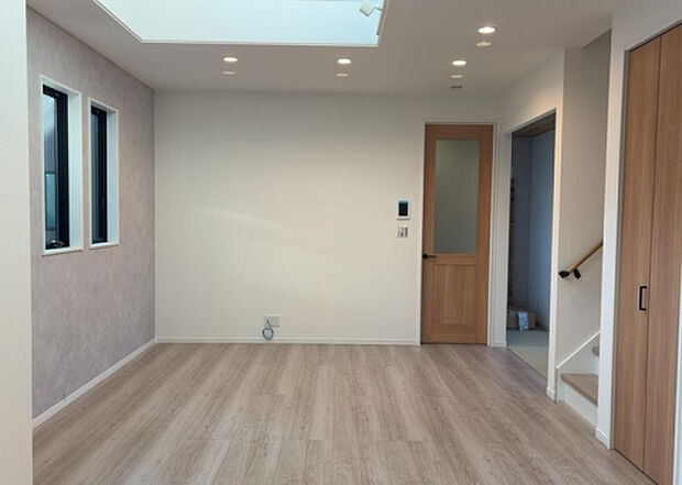 リビングの間取りの種類は大きくわけてリビングとダイニングが別になっているタイプ、リビングダイニング一体型です。どちらも一長一短ですので、家を選ぶ時はその両面をチェックして決めるようにしましょう。