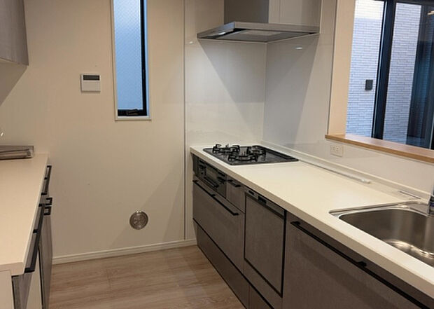 標準的なシステムキッチンの横幅は、165cm～300cm程度です。2100・2400・2550・2700などミリ単位で表記されます。普段どのように料理をするのかを想定しながら合ったサイズを選びましょう