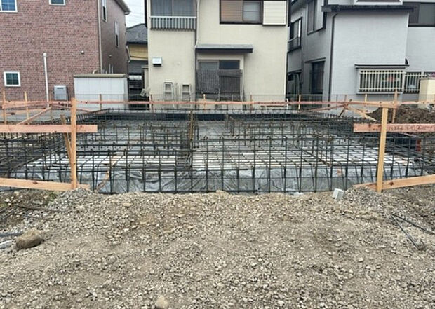 木造住宅とは土台、壁、柱など建築物の強度を支える構造体の材に木が使用されている構造を指します。構造体は建物の自重を支えるだけではなく風圧や水圧、積裁荷重などあらゆる衝撃に耐えるための基礎です。