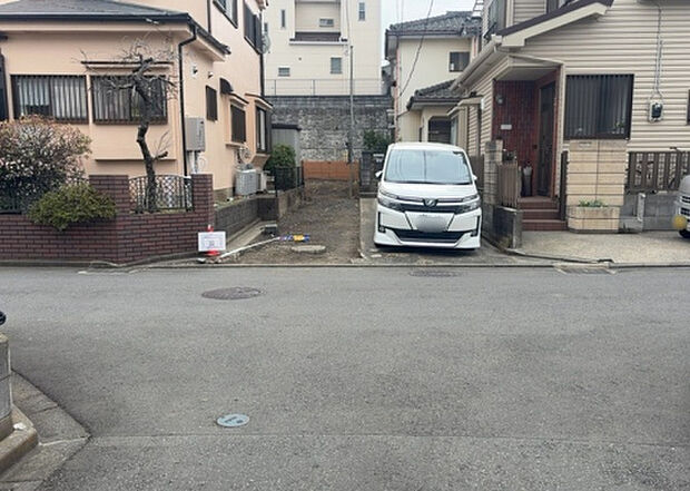 住宅用の土地では前面道路に2m以上接していなければならないと法律で定められています。しかし、お持ちの車のサイズやライフスタイルなどにより、2mでは利便が悪い場合もございますので、事前に確認しましょう。