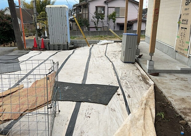 車一台あたりに必要なスペースは、標準サイズの普通自動車で横幅2m50cm、長さ5mは必要になります。ただし、乗降のことも考慮して横幅3m30cm、長さ5m50cmほどは確保できるところを選びましょう。