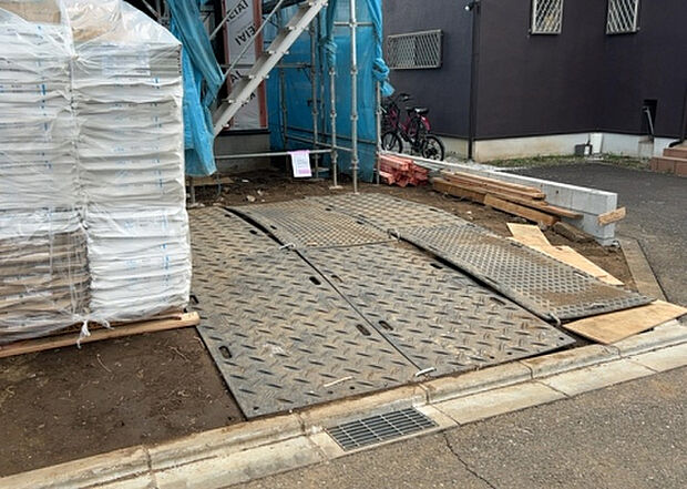 車一台あたりに必要なスペースは、標準サイズの普通自動車で横幅2m50cm、長さ5mは必要になります。ただし、乗降のことも考慮して横幅3m30cm、長さ5m50cmほどは確保できるところを選びましょう。