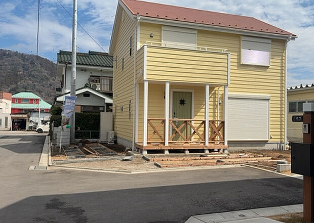 住宅用の土地では前面道路に2m以上接していなければならないと法律で定められています。しかし、お持ちの車のサイズやライフスタイルなどにより、2mでは利便が悪い場合もございますので、事前に確認しましょう。