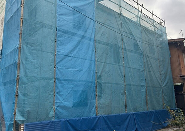 木造住宅とは土台、壁、柱など建築物の強度を支える構造体の材に木が使用されている構造を指します。構造体は建物の自重を支えるだけではなく風圧や水圧、積裁荷重などあらゆる衝撃に耐えるための基礎です。