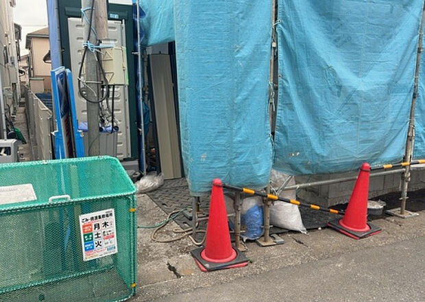 車一台あたりに必要なスペースは、標準サイズの普通自動車で横幅2m50cm、長さ5mは必要になります。ただし、乗降のことも考慮して横幅3m30cm、長さ5m50cmほどは確保できるところを選びましょう。