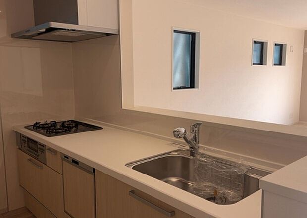 標準的なシステムキッチンの横幅は、165cm~300cm程度です。2100・2400・2550・2700などミリ単位で表記されます。普段どのように料理をするのかを想定しながら合ったサイズを選びましょう