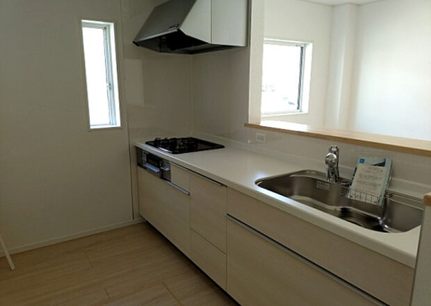 標準的なシステムキッチンの横幅は、165cm～300cm程度です。2100・2400・2550・2700などミリ単位で表記されます。普段どのように料理をするのかを想定しながら合ったサイズを選びましょう