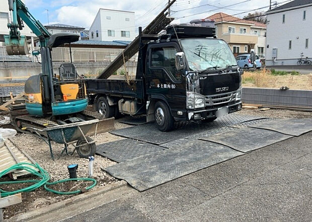 車一台あたりに必要なスペースは、標準サイズの普通自動車で横幅2m50cm、長さ5mは必要になります。ただし、乗降のことも考慮して横幅3m30cm、長さ5m50cmほどは確保できるところを選びましょう。