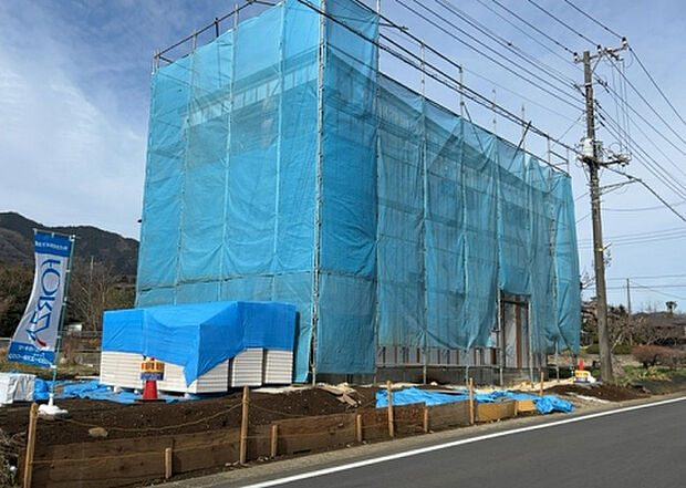 木造住宅とは土台、壁、柱など建築物の強度を支える構造体の材に木が使用されている構造を指します。構造体は建物の自重を支えるだけではなく風圧や水圧、積裁荷重などあらゆる衝撃に耐えるための基礎です。