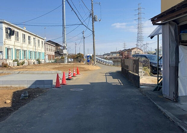 桜や紅葉の名所に出かける人は多いと思いますが、家にいながら季節の移ろいを感じる生活を送りませんか？リビングや窓から見える景色が生活を彩るワンポイントに！現地から見える景色を堪能してみては如何でしょう。