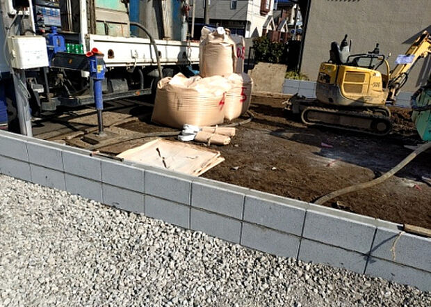 車一台あたりに必要なスペースは、標準サイズの普通自動車で横幅2m50cm、長さ5mは必要になります。ただし、乗降のことも考慮して横幅3m30cm、長さ5m50cmほどは確保できるところを選びましょう。