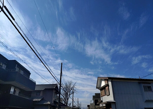 桜や紅葉の名所に出かける人は多いと思いますが、家にいながら季節の移ろいを感じる生活を送りませんか？リビングや窓から見える景色が生活を彩るワンポイントに！現地から見える景色を堪能してみては如何でしょう。