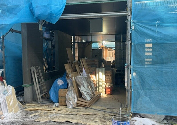 車一台あたりに必要なスペースは、標準サイズの普通自動車で横幅2m50cm、長さ5mは必要になります。ただし、乗降のことも考慮して横幅3m30cm、長さ5m50cmほどは確保できるところを選びましょう。