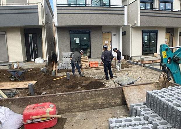 家族でのBBQを行うのであれば3坪程度の広さがあればよいでしょう。ガーデニングや家庭菜園を楽しむ際は、手入れが行き届く範囲にすると安心です。また、庭のある方角や接道が気になる方は事前に確認しましょう。