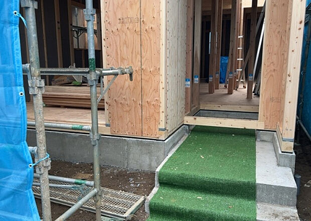木造住宅とは土台、壁、柱など建築物の強度を支える構造体の材に木が使用されている構造を指します。構造体は建物の自重を支えるだけではなく風圧や水圧、積裁荷重などあらゆる衝撃に耐えるための基礎です。