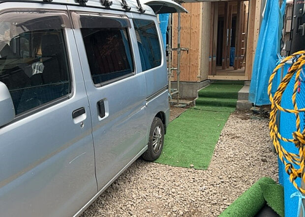 車一台あたりに必要なスペースは、標準サイズの普通自動車で横幅2m50cm、長さ5mは必要になります。ただし、乗降のことも考慮して横幅3m30cm、長さ5m50cmほどは確保できるところを選びましょう。